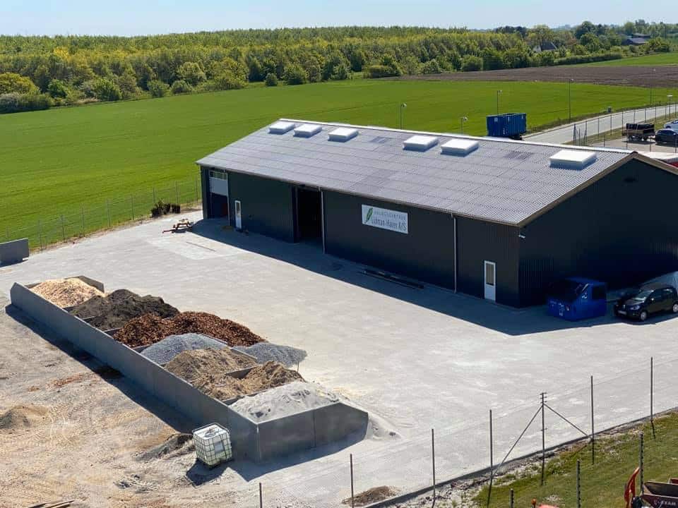 Lastbil leverer grus i Frederikssund